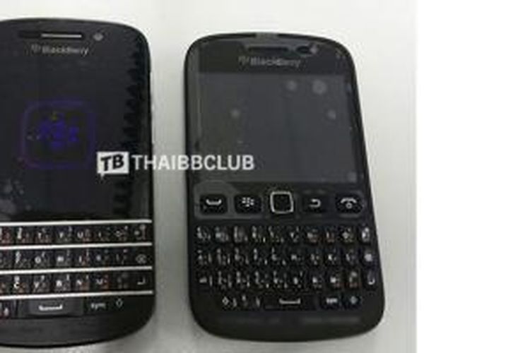 Perangkat yang disinyalir merupakan BlackBerry 9720 (kanan), disandingkan dengan BlackBerry Q10