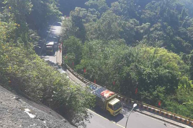 Patung besar Pangeran Kornel menjabat tangan Jenderal Daendels di pintu masuk Jalan Cadas Pangeran, dari arah Bandung. AAM AMINULLAH/KOMPAS.com

Selain bersejarah, Jalan Cadas Pangeran juga menyimpan potensi alam memikat di sepanjang jalurnya. AAM AMINULLAH/KOMPAS.com