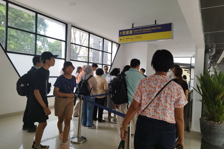 Sejumlah pengunjung Jembatan Penyebrangan Multiguna (JPM) Dukuh Atas antre dari Stasiun KRL Sudirman, Jumat (1/9/2023). (KOMPAS.com/XENA OLIVIA)