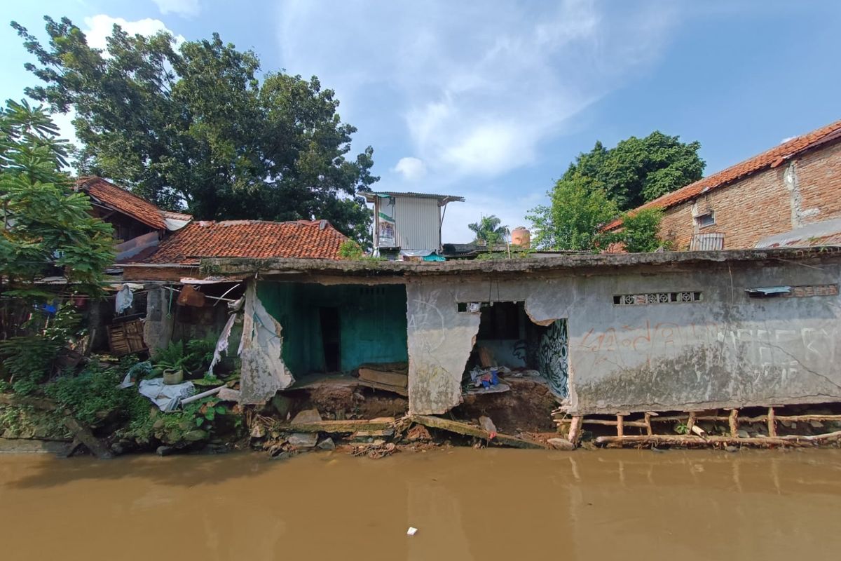 Kondisi rumah di bantaran Kali Baru, Jalan Mukri, Kramatjati, Jakarta Timur, yang temboknya jebol dan lantainya ambles, Sabtu (8/7/2023).