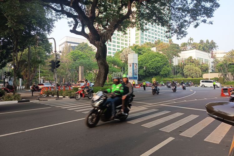 Jalan Gerbang Pemuda Ramai Lancar Jelang Demo 27 Agustus, Polisi Siaga Atur Lalin