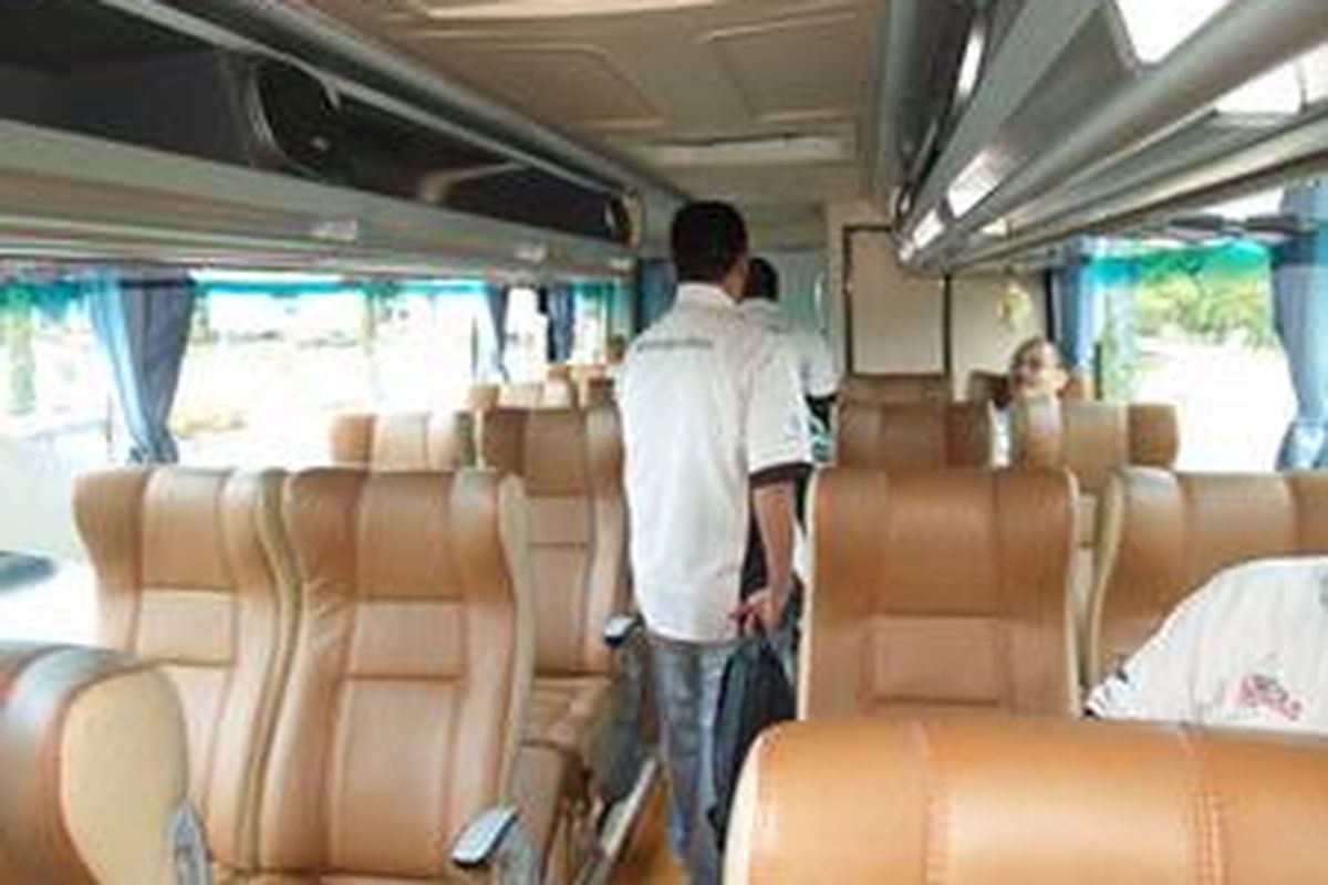 Kabin penumpang yang nyaman, lebih luas dari kabin pesawat udara kelas ekonomi membuat penumpang bisa ketiduran.