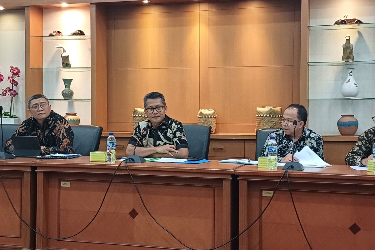 Juru Bicara Kemenperin Febri Hendri Antoni Arif dalam Konferensi Pers di kantor Kemenperin, Jakarta, Senin (6/5/2024).