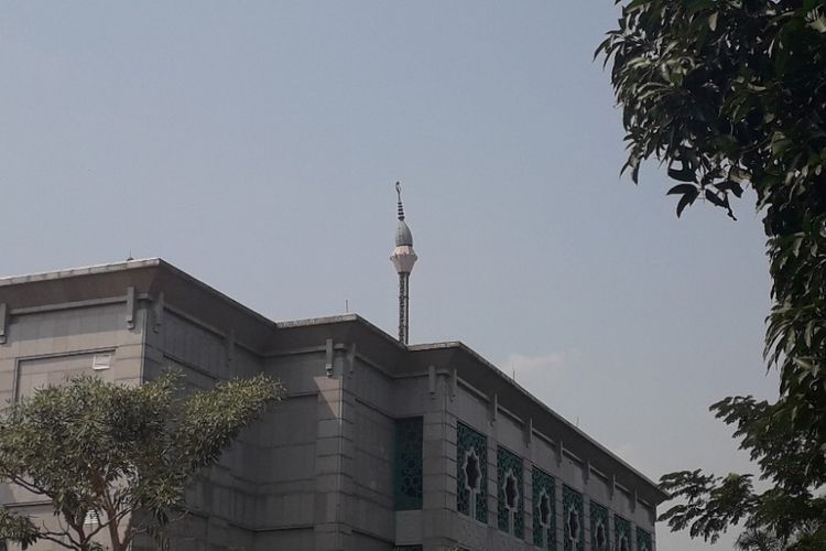 Pucuk menara Masjid Jakarta Islamic Center, Koja, Jakarta Utara, tampak miring pada Selasa (25/9/2018).