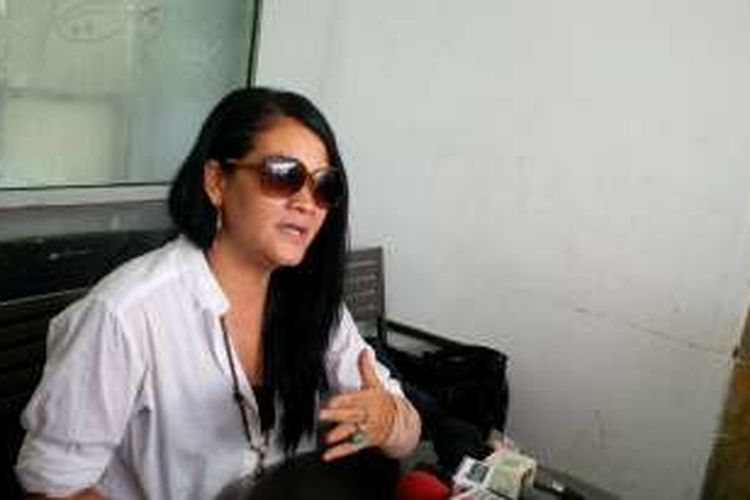 Melanie Subono memberi keterangan kepada para wartawan sehabis sidang gugatan cerainya di Pengadilan Negeri Jakarta Selatan pada Senin (29/8/2016).