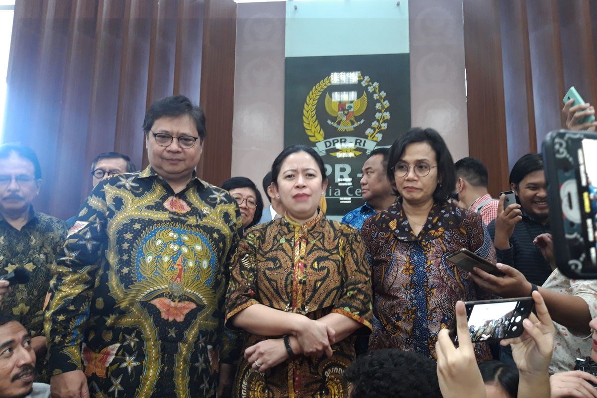 Penyerahan Draft RUU Omnibus Law Cipta Kerja oleh pemerintah ke DPR RI di Jakarta, Rabu (12/2/2020).