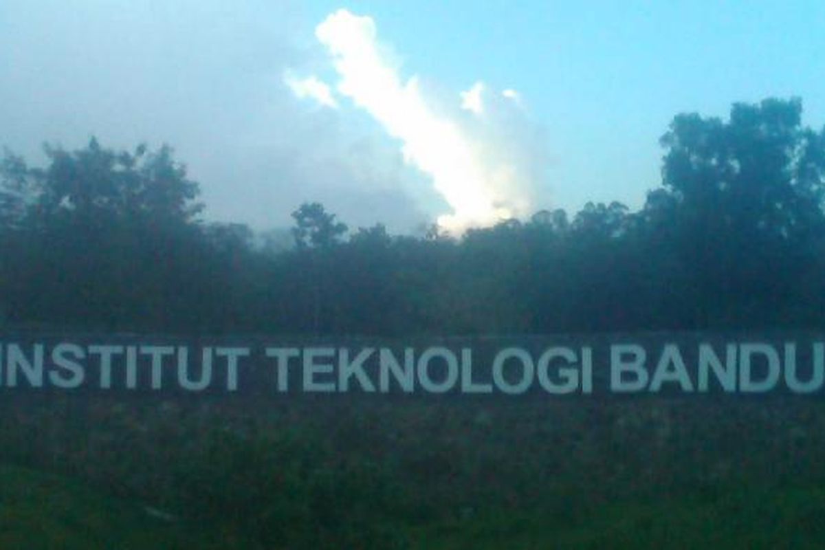 Tampak halaman depan kampus Institut Teknologi Bandung (ITB) di Jatinangor, Sumedang, Jawa Barat. Kampus seluas 46 ha ini dibangun menghabiskan dana sekitar Rp 350 miliar.