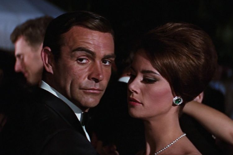 Claudine Auger bersama Sean Connery dalam sebuah adegan di film Thunderball.