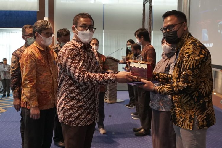 Kementerian Kelautan dan Perikanan (KP) memberikan apresiasi kepada 20 orang pegawai peserta tugas belajar (tubel) terbaik di Jakarta, Selasa (30/11/2021).