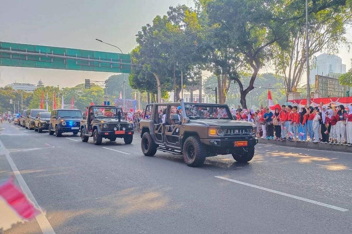 Dalam prosesi kirab bendera pusaka merah putih dan teks proklamasi yang dimulai dari Monumen Nasional (Monas) dan berakhir di Ibu Kota Nusantara (IKN) pada Sabtu (10/8/2024), terlihat sebuah kendaraan unik, yaitu MV3 Maung Tangguh buatan PT Pindad.