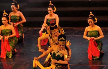 Pementasan The Indonesian Opera Drama Wayang Swargaloka dengan lakon Sumpah Abimanyu di Gedung Kesenian Jakarta (GKJ), Selasa (30/4/2013). The Indonesian Opera Drama Wayang Swargaloka menyajikan seni tradisional dalam kemasan baru yang merupakan perpaduan antara wayang orang, wayang kulit, seni musik, seni rupa, dan teater modern.

