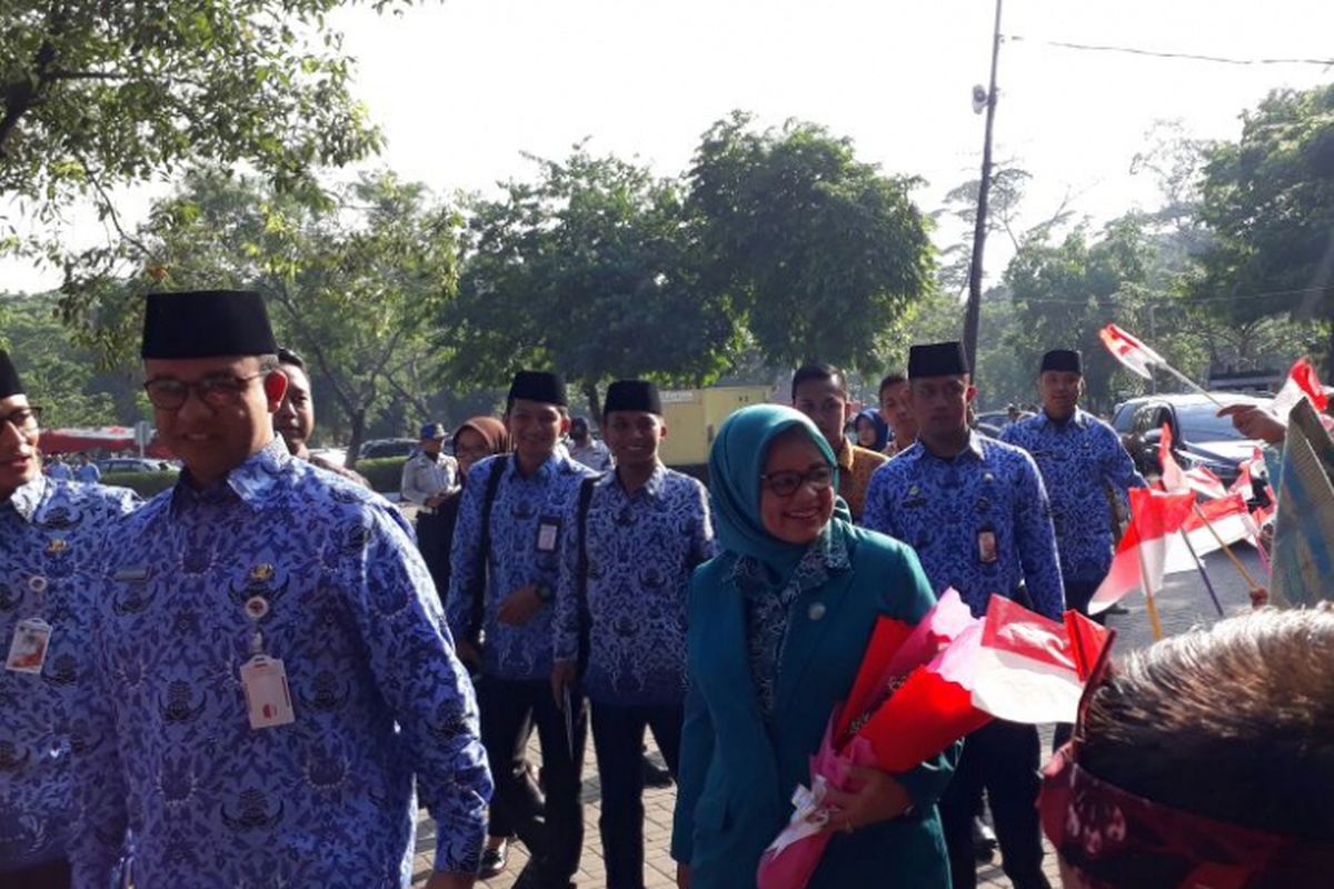 Gubernur DKI Jakarta Anies Baswedan bersama istri, Fery Farhati, tiba di Lapangan IRTI, Monas, Jakarta Pusat, untuk mengikuti upacara peringatan sumpah pemuda, Senin (30/10/2017) pagi. Anies dan Wakil Gubernur DKI Jakarta Sandiaga Uno disambut anak-anak yang memakai pakaian adat.