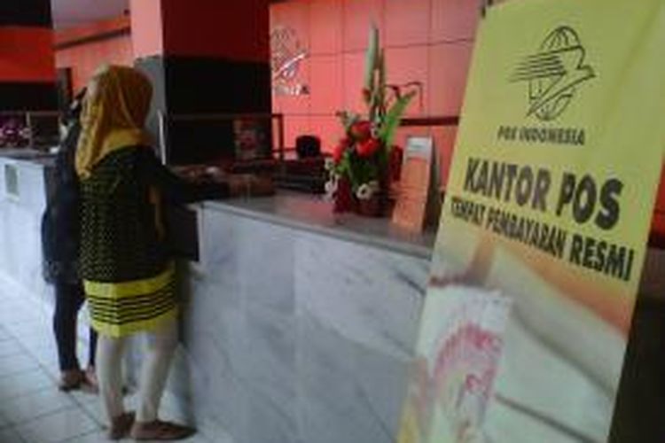 Pegawai Pos di Kantor Pos Indonesia wilayah Makassar, Jln. Slamet Riyadi, melayani calon penumpang yang hendak membeli tiket KA.