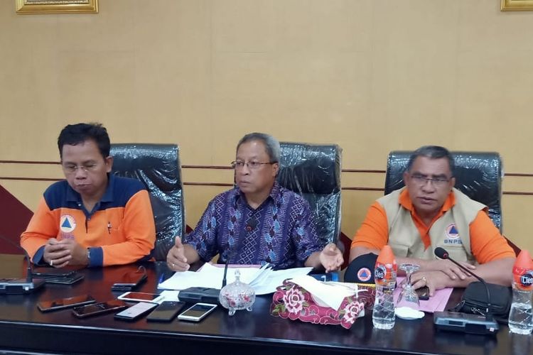 Sekretaris Kota Ambon, Anthony Gustav Latuheru didampingi staf BNPB dan Kepala BPBD Kota Ambon saat memberikan keterangan kepada wartawan di Kantor Wali Kota Ambon, Sabtu (28/9/2019).