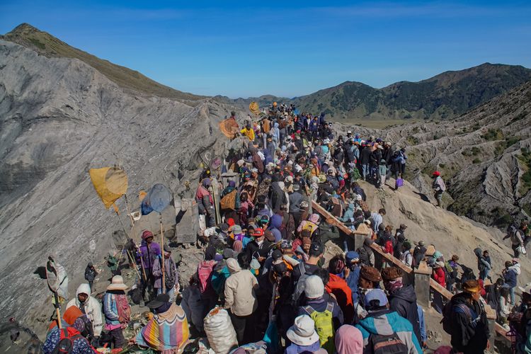 Warga suku Tengger membawa sesaji saat upacara Yadnya Kasada di Gunung Bromo, Kabupaten Probolinggo, Jawa Timur, Senin (1/6/2026). Yadnya Kasada merupakan upacara adat tahunan masyarakat Suku Tengger sebagai bentuk ungkapan syukur kepada Sang Hyang Widhi serta penghormatan kepada leluhur yang ditandai dengan persembahan sesaji hasil bumi ke kawah Bromo. ANTARA FOTO/Irfan Sumanjaya/nym.