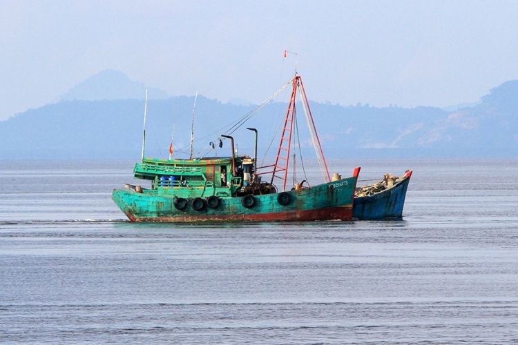 Kapal nelayan asal negara Vietnam yang ditangkap Badan Keamanan Laut (Bakamla) karena menangkap ikan secara ilegal di wilayah Laut Natuna perairan Indonesia saat digiring menuju Stasiun Pengasawan Sumber Daya Kelautan dan Perikanan (PSDKP) Pontianak (24/3/2017).