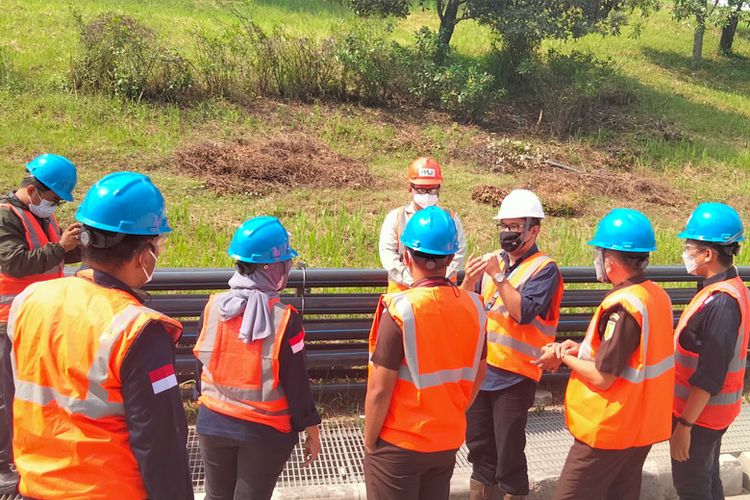 Para jaksa dan penegak hukum Kementerian LHK meninjau bukit limbah saat kunjungan ke kantor PPLI, Selasa (5/10/2021).