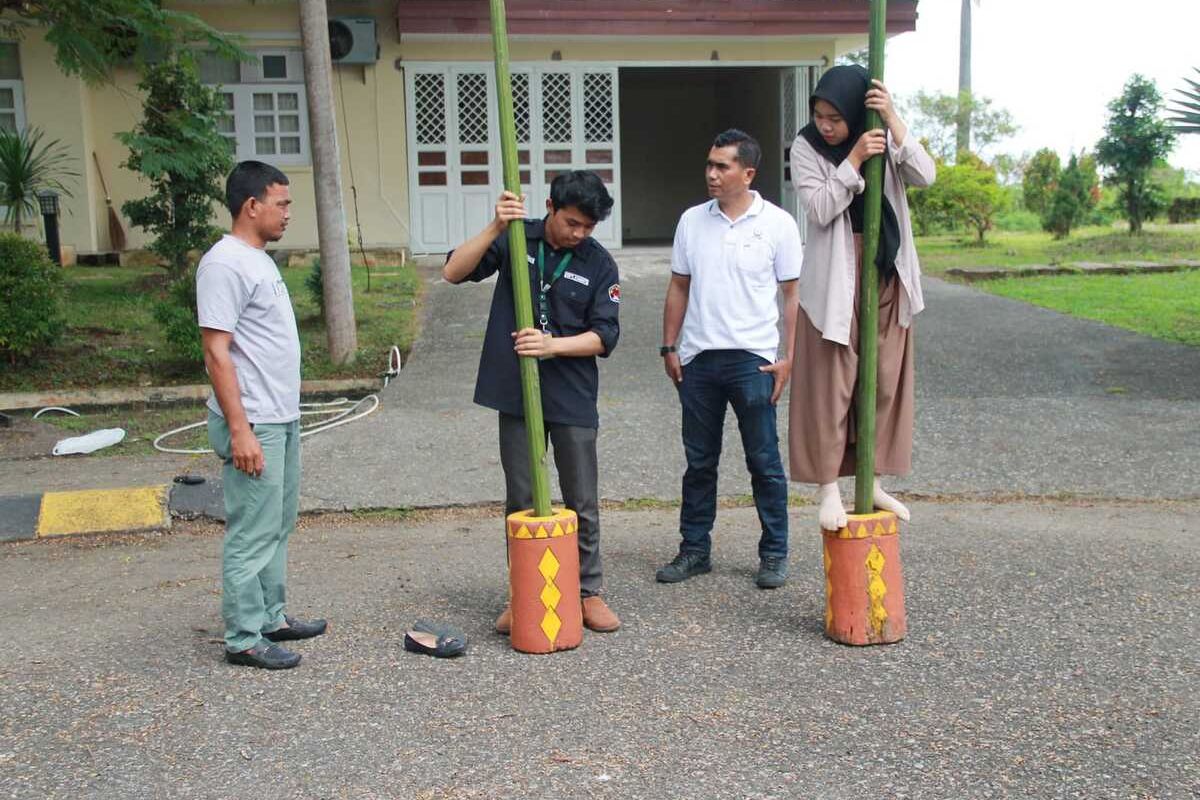 Mahasiswa memubuat kesenian alee tunjang di Kampus Bukit Indah, Universitas Malikussaleh (Unimal) Aceh Utara, Selasa (27/12/2022)