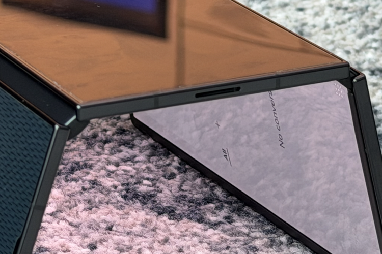 Detail dari engsel berbahan titanium (titanium hinge) dari Samsung Galaxy Trifold