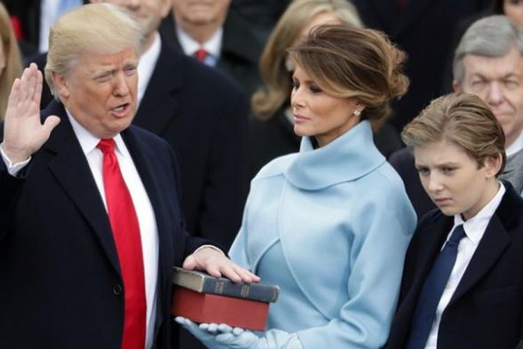 Donald Trump, didampingi istrinya, Melania, membacakan sumpah saat dilantik menjadi presiden ke-45 Amerika Serikat, Jumat (21/1/2017).