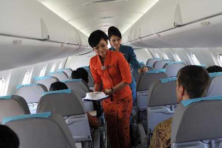 Pramugari Garuda Indonesia melayani penumpang yang mengikuti inaugural flight pesawat terbarunya Bombardier CRJ1000 NextGen dari Makassar tujuan Jakarta, Jumat (12/10/2012). Pesawat pertama dari 18 yang dipesan tersebut nantinya akan melayani penerbangan dari HUB Makassar ke beberapa kota di Indonesia Timur di antaranya Ternate, Mataram, Kendari, Surabaya, dan Bali.