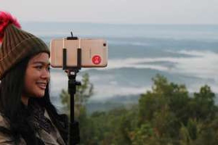 Salah satu peserta 'Take Me Anywhere 2', Yayang Mutiara mengambil sideface selfie di Embung Nglanggeran.
