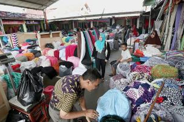 Suasana Pasar Cipadu di Jalan KH Wahid Hasyim, Kota Tangerang, Banten, Rabu (25/2). Pasar tekstil ini menjual berbagai macam jenis kain dengan cara ditimbang atau kiloan, dan juga meteran.