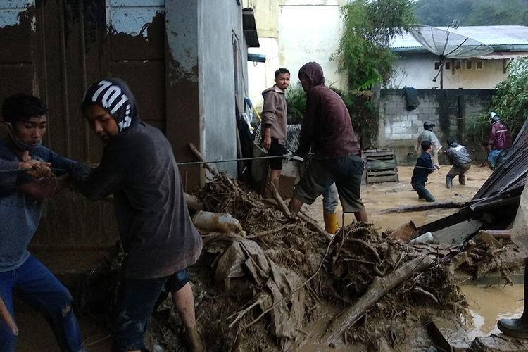 Warga membantu mengevakuasi korban dan harta benda usai banjir bandang yang membawa material batu dan kayu di Desa Paya Tumpi Baru, Kecamatan Kebayakan, Aceh Tengah, Aceh, Rabu (13/5/2020). Banjir bandang akibat tingginya intensitas hujan sejak sepekan terakhir telah merusak puluhan unit rumah warga di desa tersebut.