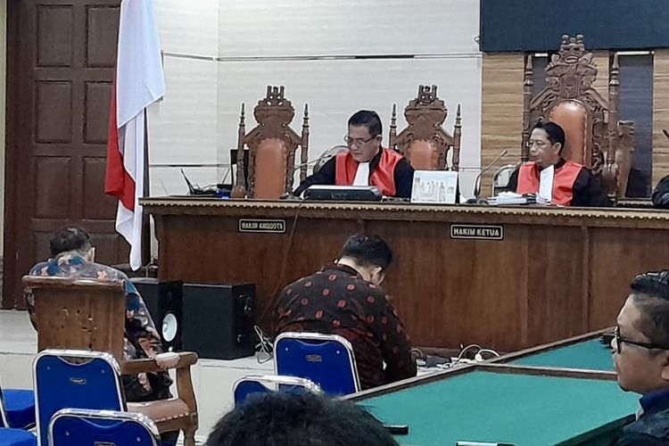 Dua terdakwa kasus suap Unila, Heryandi (kiri) dan M Basri (kanan) saat mendengar vonis dari Pengadilan Tipikor Tanjung Karang, Kamis (25/5/2023).