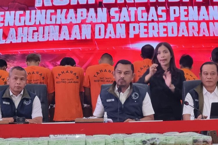 Direktur Tindak Pidana Narkoba Bareskrim Brigjen Mukti Juharsa saat konferensi pers di Mabes Polri, Jakarta, Rabu (18/10/2023).
