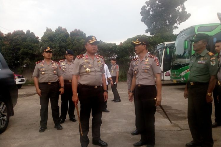 Kapolda Jabar Irjen Pol Agung Budi Maryoto bersama Kapolres Garut saat inspeksi jalur mudik