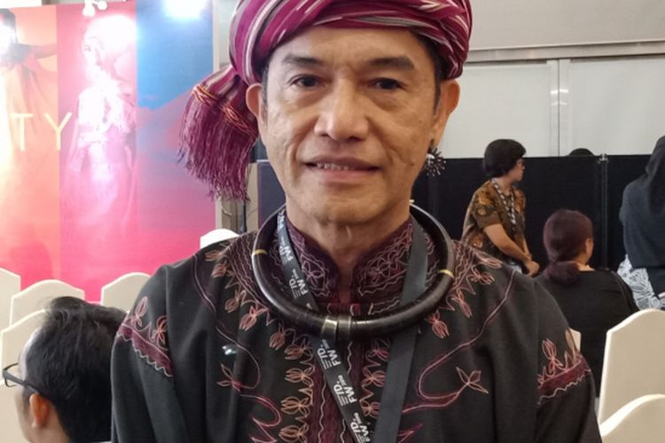 Desainer Merdi Sihombing di sela penyelenggaraan Indonesia Fashion Week 2018 di Jakarta Convention Center, Rabu (28/3/2018).