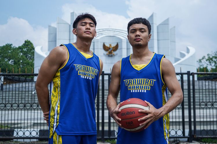 Juara bertahan Indonesia Basket Ball (IBL) Prawira Bandung meluncurkan jersey terbarunya pada Selasa (19/12/2023) untuk mengarungi Kompetisi IBL 2024 yang akan tip off Januari mendatang. Artikel ini berisi jadwal IBL 2024. 