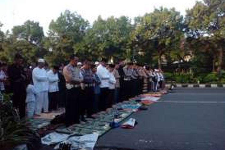 Shalat Id digelar di depan Mapolresta Solo, Rabu (6/7/2016). Kemarin, aksi bom bunuh diri yang menewaskan satu orang yang diduga pelakunya terjadi di depan markas polisi ini.