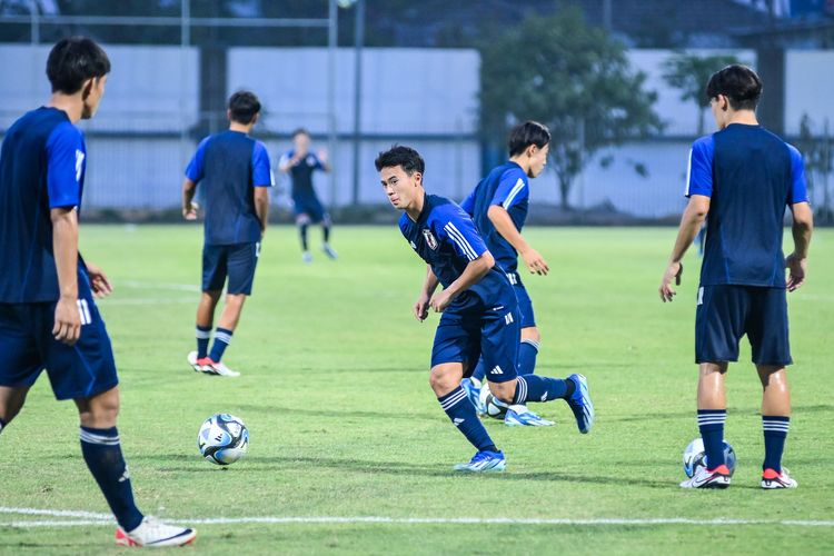 Para pemain Timnas Jepang U17 menyelesaikan latihan terakhir di Stadion Sidolig Bandung, Jumat (10/11/2023) jelang laga pertama Piala Dunia U17 2023 Grup D melawan Polandia U17. 