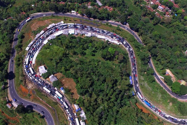 Foto udara antrean kendaraan pemudik memadati Jalur Selatan Lingkar Gentong, Kabupaten Tasikmalaya, Jawa Barat, Senin (18/6/2018). Memasuki H+3 Lebaran arus balik di Jalur Selatan Jabar, volume kendaraan pemudik dari Jateng menuju Jakarta mulai meningkat dan mengalami kemacetan dari Jamanis hingga Limbangan, Garut.