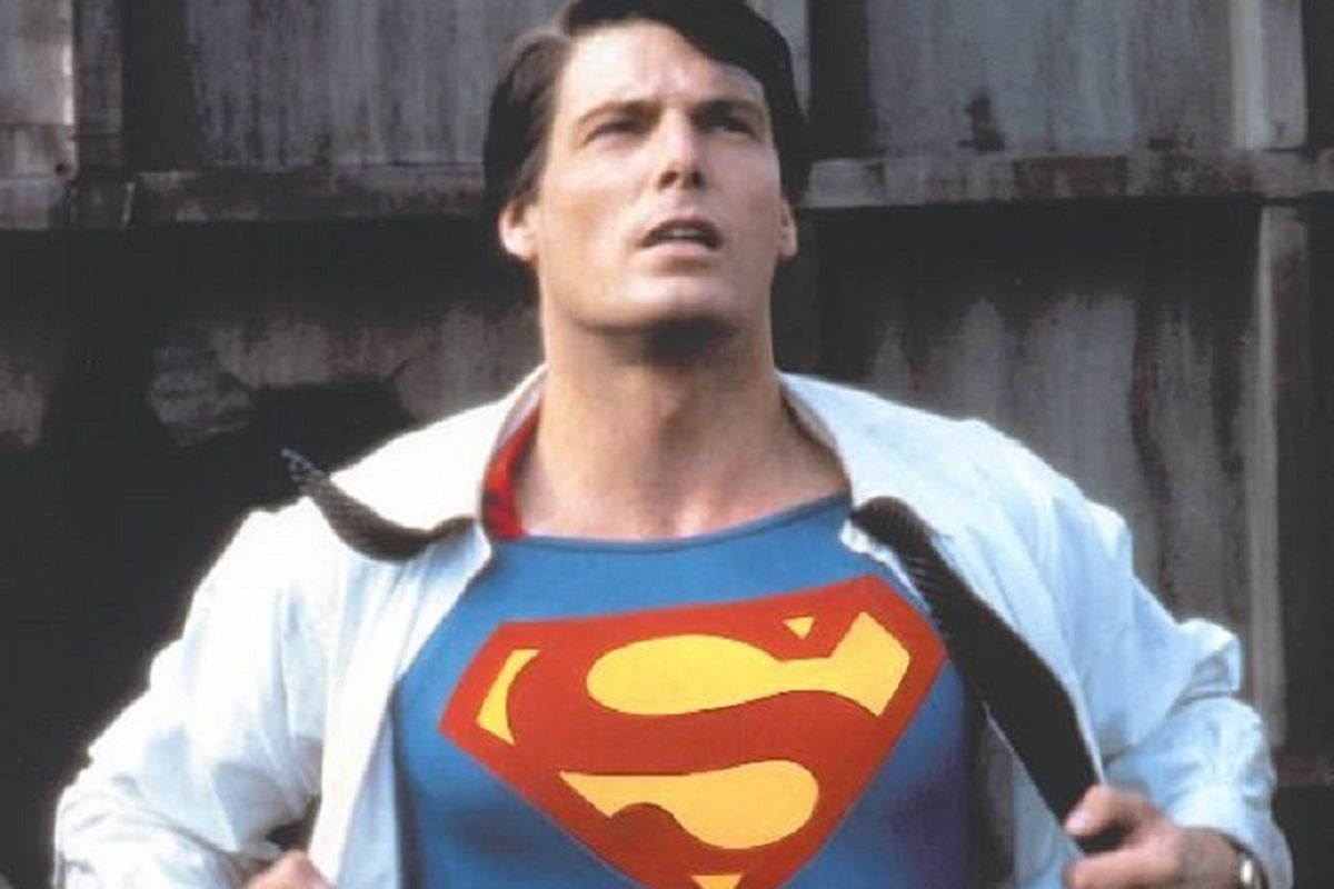 Aksi Christopher Reeve dalam salah satu adegan di film Superman.