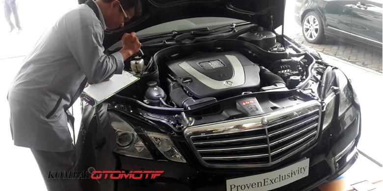 Teknisi memperagakan pemeriksaan unit mobil bekas Mercedes-Benz untuk mendapatkan sertifikat Proven Exclusivity.