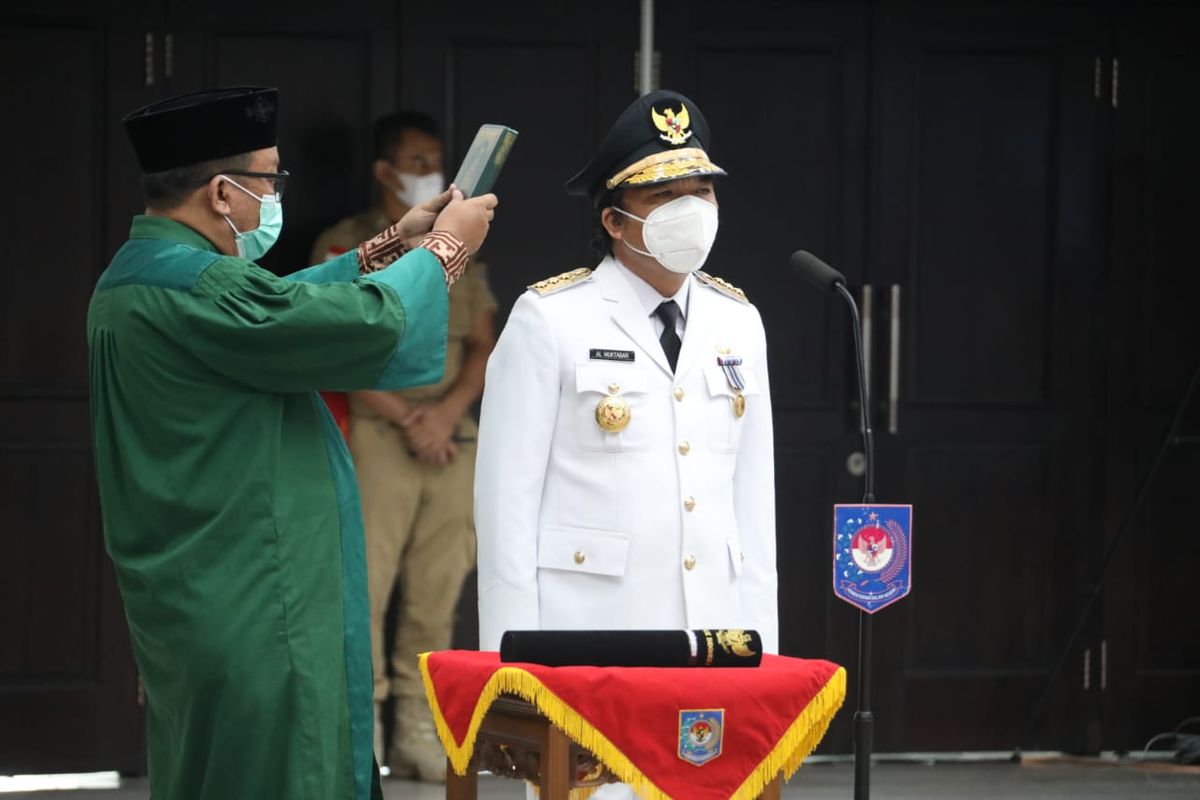 Al Muktabar dilantik sebagai Penjabat (Pj) Gubernur Banten di Kantor Kementerian Dalam Negeri, Jakarta, Kamis (12/5/2022).