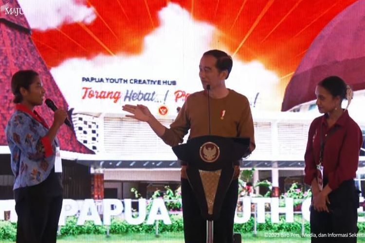 Presiden Joko Widodo berdialog dengan para anak muda dalam acara Papua Youth Creative Hub, Jayapura, Selasa (21/3/2023). 