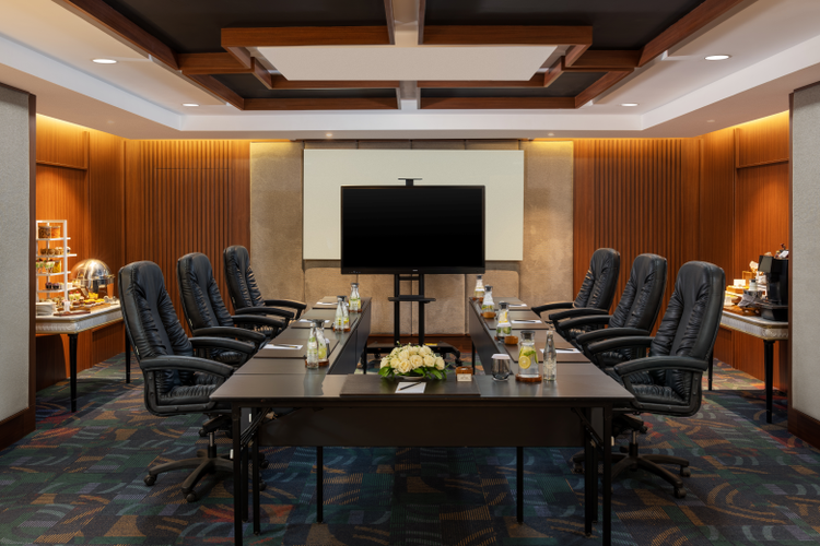 Untuk pertemuan tingkat manajerial yang memerlukan privasi tinggi, tersedia boardroom eksklusif dengan furnitur ergonomis yang dibalut nuansa kayu hangat.