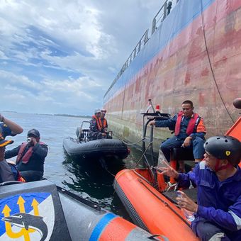 Kesatuan Penjagaan Laut dan Pantai (KPLP) Kementerian Perhubungan (Kemenhub) melakukan penyelamatan kapal MV Layar Anggun 8 yang terbakar di perairan Tanjung Berakit, Rabu (17/4/2024).