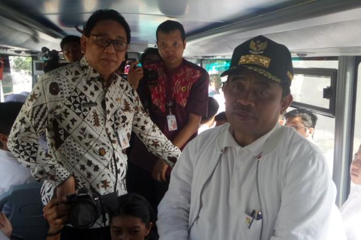 Plt Gubernur DKI Sumarsono bersama Kadisdik DKI Jakarta Sopan Adrianto ketika menerima sejumlah pertanyaan pengurus Osis SMA DKI Jakarta di dalam bus wisata, Jumat (20/1/2017)