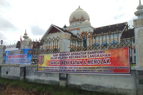 Tak Mau Gaji Dipangkas 70 Persen, Puluhan Aparatur Desa Demo Depan Kantor Bupati Aceh Utara