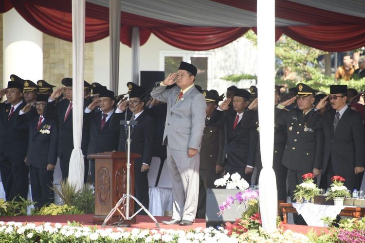 Wakil Gubernur Jawa Barat Uu Ruzhanul Ulum saat menjadi inspektur upacara  peringatan Hari Pahlawan tingkat Jawa Barat Tahun 2019 di Lapang Gasibu, Kota Bandung, Minggu (10/11/19).