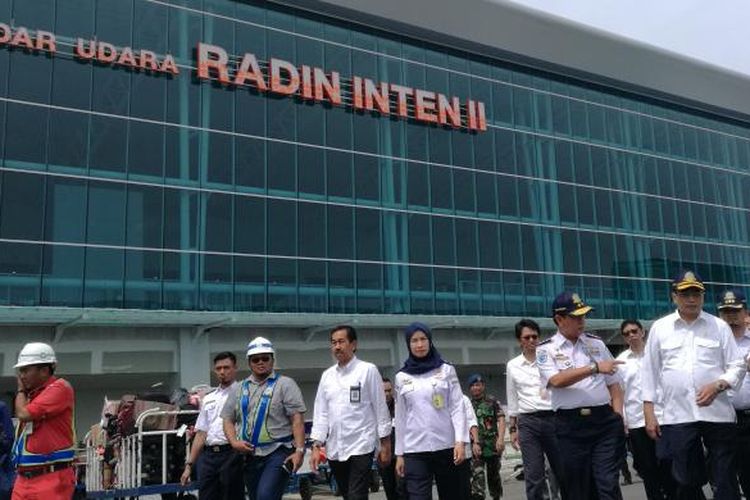 Menteri Perhubungan Budi Karya Sumadi saat tiba di Bandara Raden Inten, Lampung, Minggu (20/11/2016)