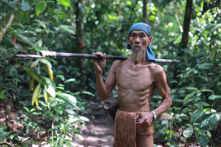 Akim Asut ditemui di Hutan Benau, Kecamatan Tanjung Palas Timur, Kabupaten Bulungan, Kalimantan Utara, Rabu (31/5/2023). Suku Punan Batu menjadi suku terakhir di Kalimantan yang masih hidup dari berburu, meramu, dan berpindah-pindah tempat tinggal. Pemerintah Kabupaten Bulungan memberikan surat keputusan pengakuan Suku Punan Batu sebagai Masyarakat Hukum Adat