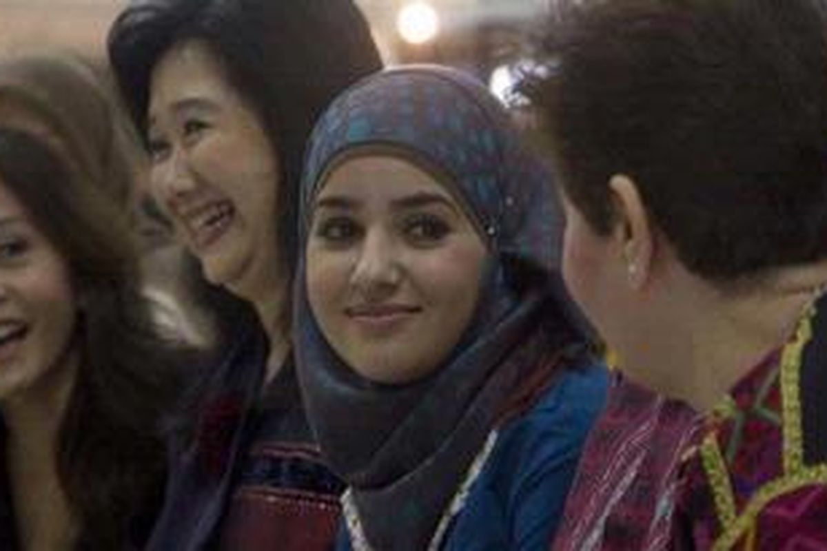 Bashaer Othman, 16 tahun (tengah), Wali Kota Allar, Palestina, menerima penghargaan The World Youngest Mayor Award dari World Peace Movement di Pasaraya Blok M, Jakarta Selatan, Kamis (12/9/2012). Basher dilantik menjadi Wali Kota Allar pada 2 Juli 2012 dan menjabat sampai 21 September 2012. Selama 2 bulan Basher disupervisi oleh Wali Kota sebenarnya, Sufian Shadid.