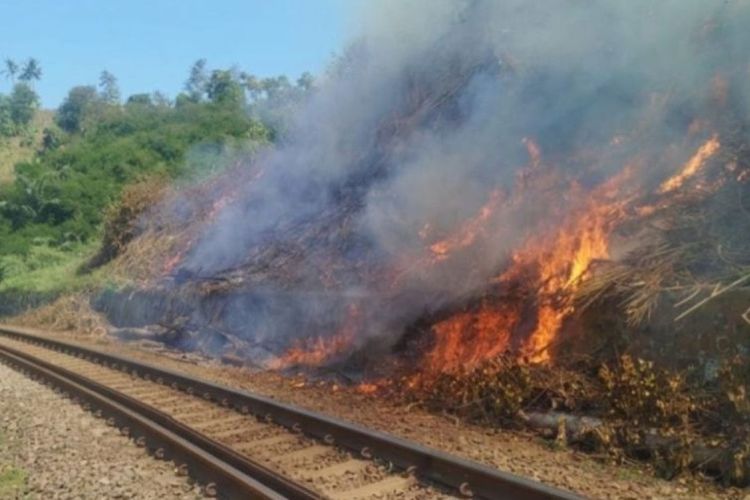 Bahaya Bakar Sampah di Rel, KAI Bandung Ingatkan Risiko Rel Meliuk Saat Musim Kemarau