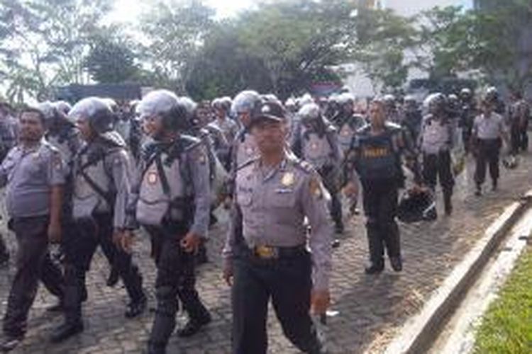 Ribuan personel polisi disebar di berbagai penjuru Batam, Kepulauan Riau, Rabu (23/10/2013). Penyebaran aparat keamanan itu dilakukan untuk antisipasi unjuk rasa warga dari 33 kampung tua di Batam. 